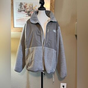 Men’s The North Face Zip Up Jacket Gray Size 3X
In Excellent used condition